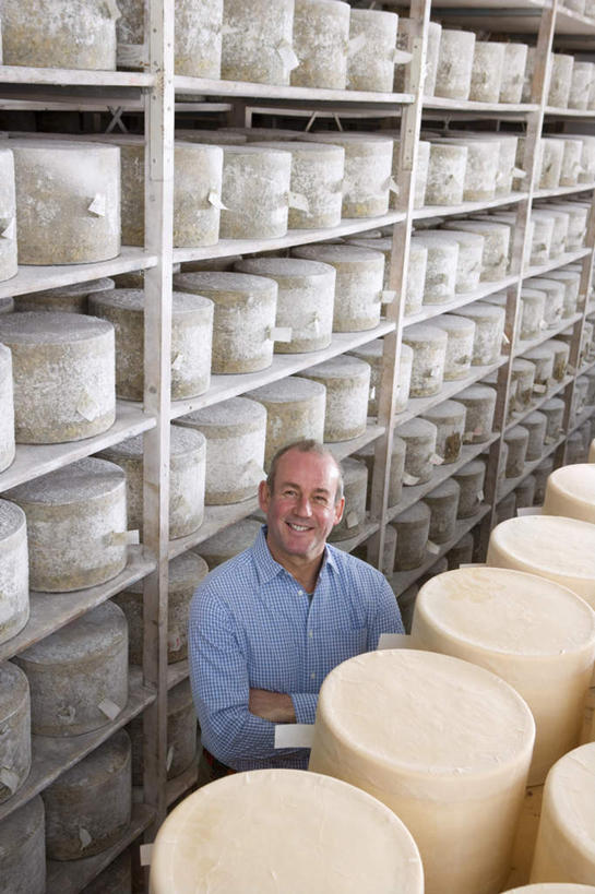 奶酪,西方人,一个人,站,笑,双手交叉,微笑,露齿笑,竖图,俯视,室内,白天,欧洲,欧洲人,仅一个男性,仅一个人,仅一个中年男性,一排,许多,服装,整齐,罐子,干酪,起司,芝士,很多,营养,仓库,注视,休闲装,货架,架子,玻璃制品,排列,衣服,玻璃瓶,瓶子,观察,看,站着,休闲,休闲服,乳酪,服饰,观看,察看,乳制品,双手抱胸,队列,关注,陈列架,发酵,男人,男性,中年男性,白种人,站立,半身,彩图,高角度拍摄,堆栈