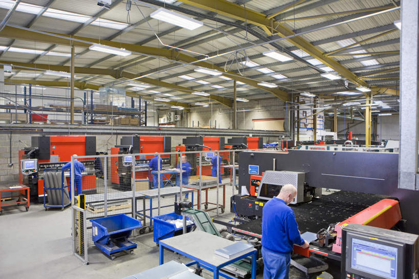 西方人,一个人,机修工,工厂,站,横图,室内,白天,正面,工作服,制服,机器,显示器,照明,欧洲,欧洲人,仅一个男性,仅一个人,仅一个中年男性,阴影,光线,屏幕,影子,灯光,注视,显示屏,顶灯,灯,工人,灯具,观察,看,站着,机械,观看,操纵,照亮,察看,操作,照明设备,关注,驾驭,利用,输出设备,把持,支配,工作制服,男人,男性,中年男性,白种人,机械师,机修工人,站立,半身,彩图,工作套服,工地,制造厂