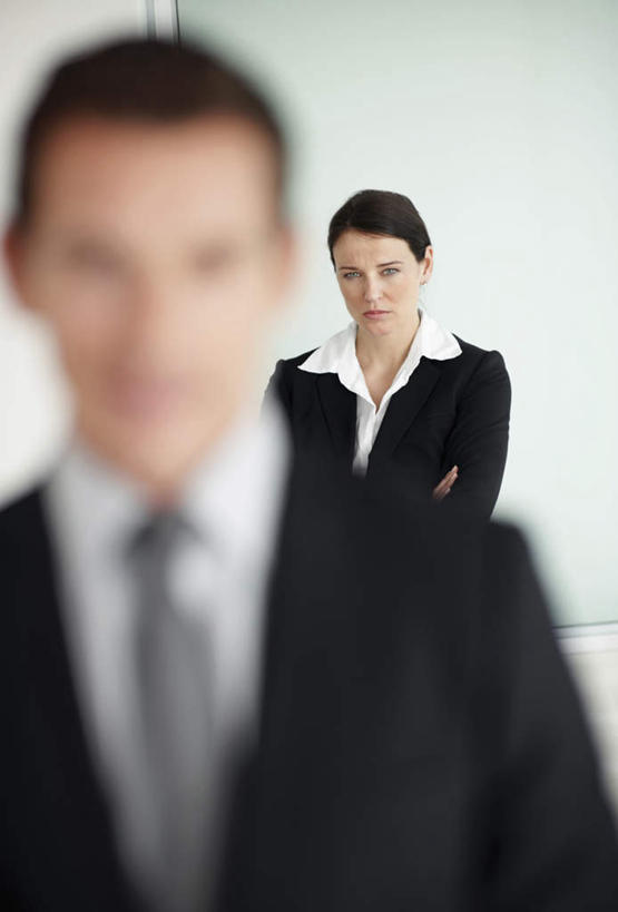 西方人,两个人,伙伴,朋友,商务人士,商务男性,商务女性,站,双手交叉,竖图,室内,白天,正面,衬衫,友谊,合作,团队,欧洲,欧洲人,套装,朦胧,模糊,墙,注视,墙壁,墙面,观察,看,站着,战略,观看,察看,双手抱胸,关注,商务装,工薪阶层,联合,合谋,配合,协作,男人,男性,女人,女性,中年男性,中年女性,白种人,白领,上班族,站立,半身,彩图,衬衣