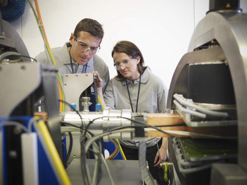 西方人,两个人,伙伴,朋友,机修工,工厂,站,说,横图,室内,白天,正面,讨论,友谊,合作,团队,机器,欧洲,欧洲人,服装,电力,电线,线,电能,线路,注视,休闲装,标识,吊牌,工人,衣服,胸牌,观察,看,站着,休闲,休闲服,机械,战略,服饰,观看,电,电源,电源线,察看,徽章,关注,身份,能量,胸章,胸卡,联合,合谋,编号牌,雕刻牌,工号牌,胸号牌,胸徽,员工牌,交流,配合,协作,男人,男性,女人,女性,中年男性,中年女性,白种人,机械师,机修工人,沟通,讲话,交谈,商讨,说话,谈话,站立,半身,彩图,工地,制造厂