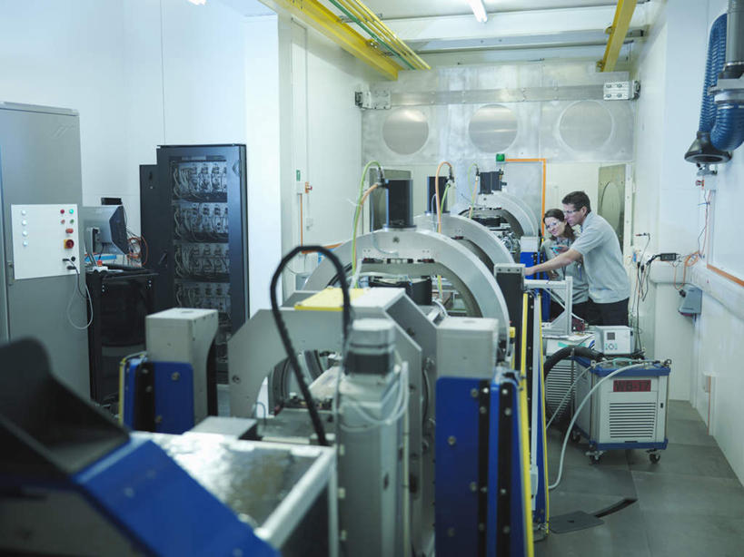 西方人,两个人,伙伴,朋友,机修工,工厂,站,说,横图,室内,白天,侧面,讨论,友谊,合作,团队,机器,欧洲,欧洲人,服装,电力,电线,线,墙,电能,线路,注视,休闲装,墙壁,墙面,工人,衣服,观察,看,站着,休闲,休闲服,机械,战略,服饰,观看,电,电源,电源线,察看,关注,能量,联合,合谋,交流,配合,协作,男人,男性,女人,女性,中年男性,中年女性,白种人,机械师,机修工人,沟通,讲话,交谈,商讨,说话,谈话,站立,彩图,全身,工地,制造厂