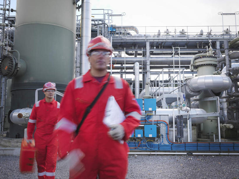 西方人,两个人,伙伴,朋友,站,横图,室外,白天,正面,友谊,合作,团队,帽子,欧洲,欧洲人,握,材料,档案,头盔,文件,纸,拿,拿着,注视,安全帽,容器,手稿,资料,观察,看,站着,油罐,储油罐,战略,握着,观看,储藏,证明,察看,储存,关注,文档,联合,合谋,存油罐,贮油罐,配合,协作,男人,男性,中年男性,白种人,站立,半身,彩图,贮存