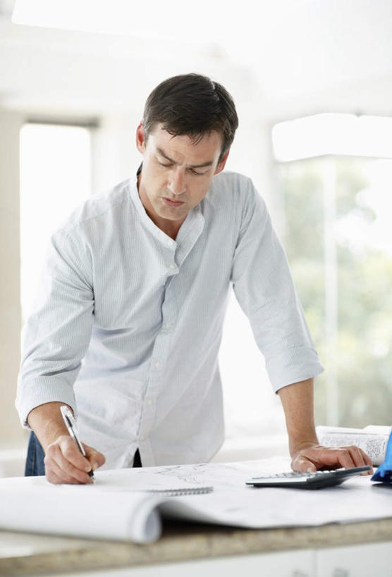 西方人,一个人,工程师,建筑工人,建筑师,站,竖图,室内,白天,正面,计算器,窗户,桌子,欧洲,欧洲人,仅一个男性,仅一个人,仅一个中年男性,握,服装,计算,科学,图纸,办公桌,办公用品,设计图,拿,拿着,注视,休闲装,玻璃窗,衣服,观察,看,站着,休闲,休闲服,握着,理财,财务,服饰,观看,察看,关注,数学,工程图,草图,蓝图,男人,男性,中年男性,白种人,设计,技师,建筑工,建筑设计师,站立,半身,彩图