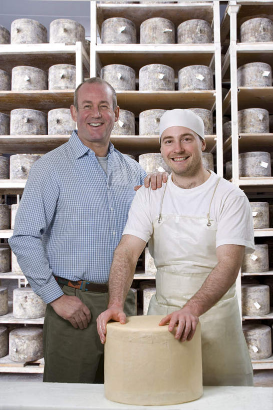 奶酪,西方人,两个人,家庭,父亲,儿子,站,笑,微笑,露齿笑,竖图,室内,白天,正面,帽子,欧洲,欧洲人,握,服装,罐子,围裙,干酪,起司,芝士,营养,拿,仓库,拿着,注视,休闲装,货架,架子,玻璃制品,衣服,玻璃瓶,瓶子,观察,看,站着,休闲,温暖,温馨,父子,一家人,休闲服,乳酪,父爱,握着,服饰,观看,和睦,察看,乳制品,关注,陈列架,发酵,超市货架,男人,男性,中年男性,白种人,站立,半身,彩图,融洽,堆栈