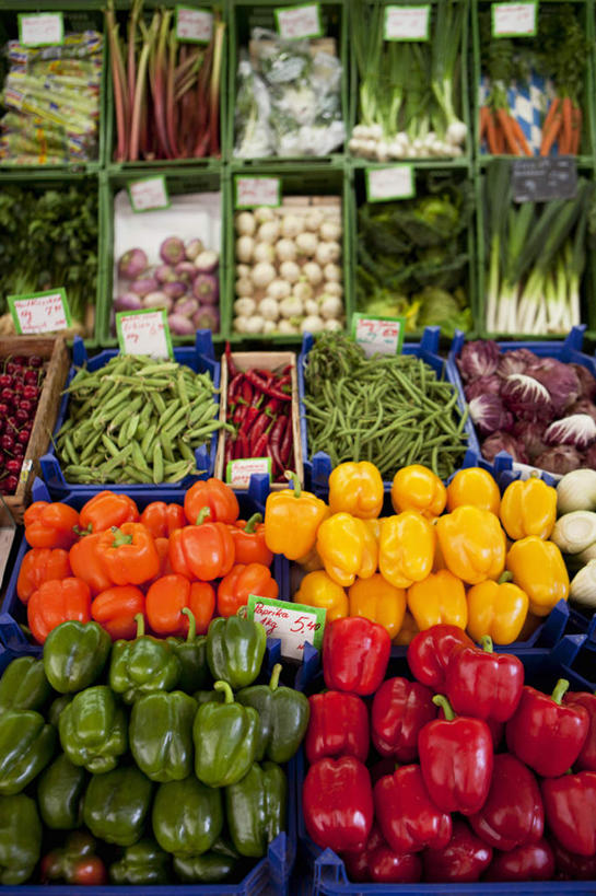 无人,商店,竖图,俯视,室外,白天,辣椒,蔬菜,西红柿,一堆,一排,许多,堆叠,堆积,新鲜,整齐,食品,很多,商铺,货架,架子,食物,排列,有机食品,绿色食品,堆,队列,陈列架,彩椒,辣角,红海椒,大椒,辣虎,广椒,超市货架,市肆,商号,甜椒,柿子椒,辣子,海椒,番茄,番椒,灯笼椒,彩图,高角度拍摄,店铺