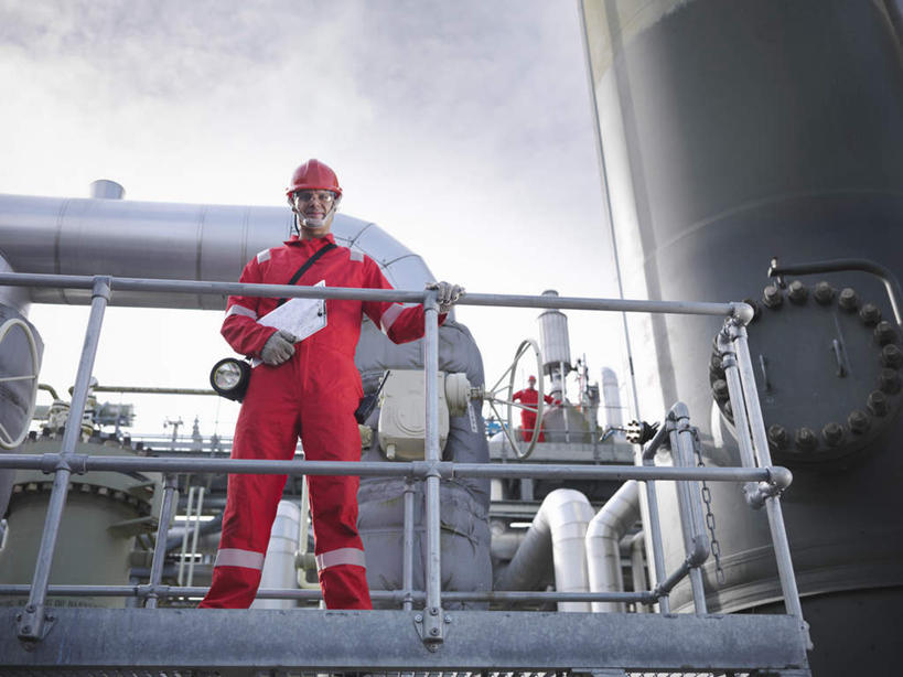 西方人,一个人,栏杆,站,横图,室外,白天,仰视,工作服,制服,帽子,欧洲,欧洲人,仅一个男性,仅一个人,仅一个中年男性,握,材料,档案,头盔,文件,纸,云,云朵,围栏,拿,云彩,拿着,注视,护栏,蓝色,白云,蓝天,天空,安全帽,容器,手稿,资料,天,扶,观察,看,站着,油罐,储油罐,握着,晴朗,观看,储藏,证明,察看,扶着,储存,关注,文档,工作制服,存油罐,贮油罐,男人,男性,中年男性,白种人,晴空,站立,半身,彩图,低角度拍摄,工作套服,贮存