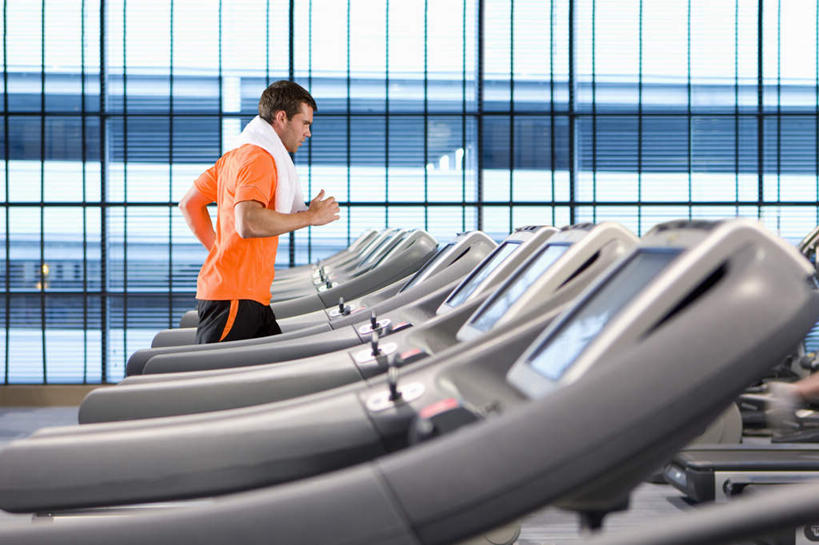 西方人,一个人,健身房,跑,横图,室内,白天,侧面,运动服,锻炼,运动,窗户,欧洲,欧洲人,仅一个男性,仅一个人,仅一个中年男性,服装,纺织物,注视,运动器械,玻璃窗,衣服,毛巾,观察,看,清洁,健身器械,服饰,观看,保暖,察看,衣着,穿着,关注,健身器材,透气,防水,衣饰,储水,耐磨,吸水,体育,男人,男性,中年男性,白种人,跑步,半身,彩图,健身,健身馆,运动器材,跑步机,运动装