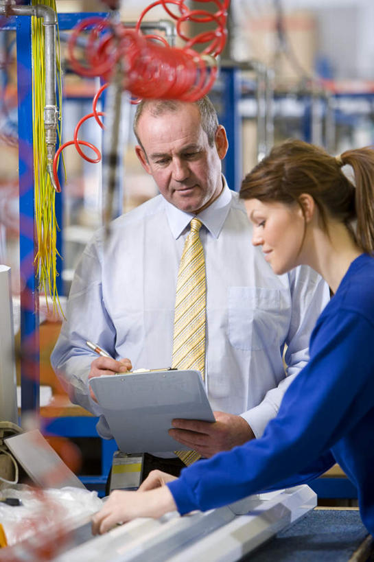 西方人,两个人,伙伴,朋友,商务人士,商务男性,工厂,站,说,竖图,室内,白天,正面,工作服,衬衫,制服,讨论,友谊,合作,团队,机器,欧洲,欧洲人,握,套装,笔,材料,档案,文件,纸,办公用品,领带,拿,拿着,注视,文具,手稿,学习用品,资料,观察,看,站着,机械,战略,握着,观看,文具用品,证明,察看,象征,庄重,关注,文档,商务装,身份,工薪阶层,联合,合谋,正式,地位,工作制服,交流,配合,协作,男人,男性,年轻女性,女人,女性,中年男性,白种人,白领,上班族,沟通,讲话,交谈,商讨,说话,谈话,站立,半身,彩图,衬衣,工作套服,工地,制造厂