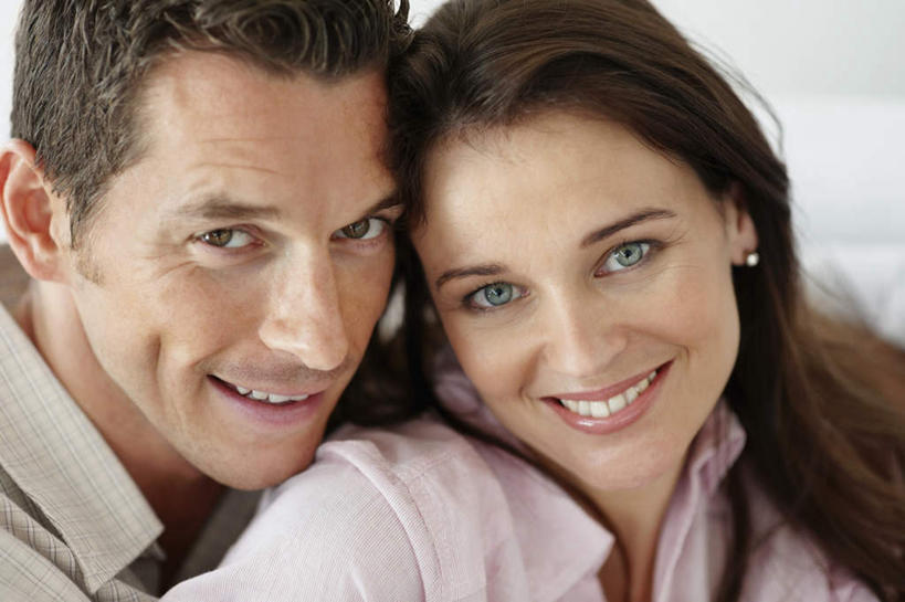 西方人,中年人,脸,头,脸颊,两个人,家庭,夫妻,笑,微笑,露齿笑,横图,室内,特写,白天,正面,爱情,欧洲,欧洲人,服装,朦胧,模糊,棕色,浪漫,注视,休闲装,肩膀,衣服,观察,看,靠,靠着,休闲,温暖,温馨,一家人,休闲服,恩爱,恋人,服饰,观看,和睦,察看,关注,男人,男性,女人,女性,中年男性,中年女性,白种人,头部,长发,脸部,脸蛋,面部,夫妇,情侣,半身,彩图,伴侣,融洽,短发