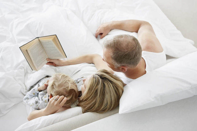 西方人,儿童,中年人,三个人,家庭,夫妻,母亲,父亲,儿子,坐,横图,俯视,室内,白天,爱情,纯洁,床,靠垫,卧室,书籍,欧洲,欧洲人,握,睡衣,双人床,床单,靠枕,浪漫,拿,拿着,注视,被子,小孩,垫子,枕头,观察,看,靠,靠着,温暖,温馨,父子,母子,三口之家,一家人,恩爱,父爱,可爱,母爱,童年,童趣,握着,恋人,观看,和睦,察看,被单,关注,童真,烂漫,无邪,寝衣,天真,男孩,男人,男性,女人,女性,中年男性,中年女性,白种人,孩子,夫妇,情侣,书,图书,坐着,半身,彩图,高角度拍摄,睡房,卧房,伴侣,融洽,男生