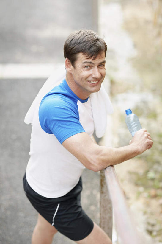 西方人,一个人,坐,笑,盘腿,微笑,露齿笑,竖图,俯视,室外,白天,运动服,草地,草坪,水,植物,道路,路,公路,欧洲,欧洲人,仅一个男性,仅一个人,仅一个中年男性,握,服装,纺织物,液体,交通,拿,拿着,注视,饮用水,草,衣服,绿色,瓶子,塑料制品,毛巾,矿泉水,观察,看,清洁,塑料瓶,握着,服饰,观看,保暖,察看,衣着,穿着,关注,蒸馏水,透气,防水,衣饰,储水,耐磨,吸水,男人,男性,中年男性,白种人,马路,盘腿而坐,盘膝,盘着腿的,盘着腿坐,双腿交叉,坐着,半身,彩图,高角度拍摄,运动装