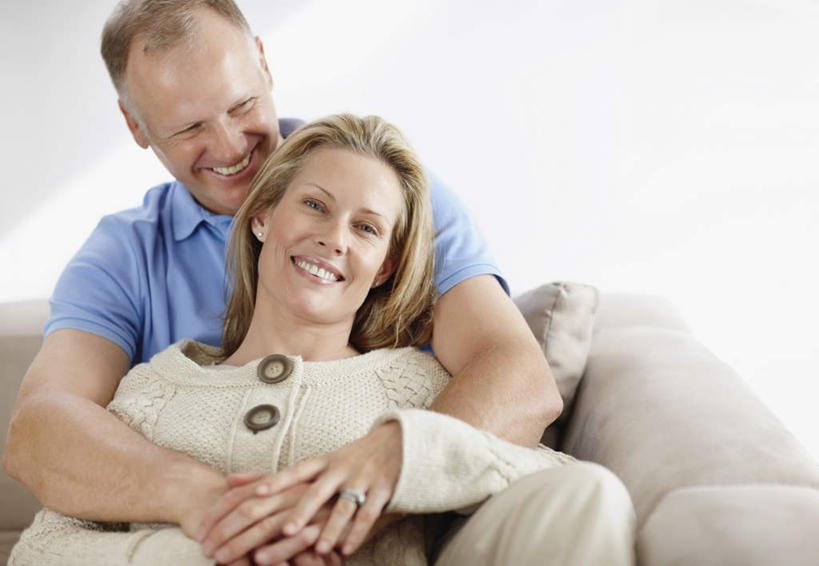 西方人,中年人,两个人,家庭,夫妻,客厅,坐,抱,笑,微笑,露齿笑,横图,室内,白天,正面,爱情,靠垫,沙发,欧洲,欧洲人,服装,靠枕,浪漫,注视,休闲装,衣服,垫子,枕头,观察,看,靠,靠着,休闲,温暖,温馨,一家人,休闲服,恩爱,恋人,服饰,抱着,观看,和睦,察看,起居室,搂着,关注,布艺沙发,客堂,男人,男性,女人,女性,中年男性,中年女性,白种人,夫妇,情侣,搂,搂抱,坐着,半身,彩图,伴侣,融洽