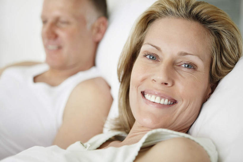 西方人,中年人,脸,头,脸颊,两个人,家庭,夫妻,躺,笑,微笑,露齿笑,横图,室内,特写,白天,正面,爱情,床,靠垫,卧室,欧洲,欧洲人,睡衣,朦胧,模糊,双人床,床单,靠枕,浪漫,注视,被子,肩膀,垫子,枕头,观察,看,温暖,温馨,一家人,金色,恩爱,恋人,观看,和睦,察看,被单,关注,寝衣,卧着,男人,男性,女人,女性,中年男性,中年女性,白种人,头部,长发,直发,脸部,脸蛋,面部,夫妇,情侣,躺着,卧,半身,彩图,睡房,卧房,伴侣,融洽