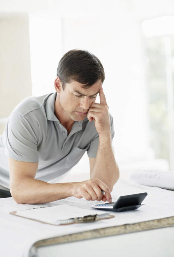 西方人,一个人,工程师,建筑工人,建筑师,办公室,站,竖图,室内,白天,正面,计算器,床,桌子,欧洲,欧洲人,仅一个男性,仅一个人,仅一个中年男性,弯腰,服装,计算,科学,图纸,办公桌,办公用品,床单,设计图,注视,休闲装,被子,衣服,观察,看,站着,休闲,休闲服,理财,财务,服饰,单人床,观看,察看,操作,被单,关注,数学,工程图,草图,蓝图,弯身,按键,男人,男性,中年男性,白种人,设计,技师,建筑工,建筑设计师,站立,半身,彩图