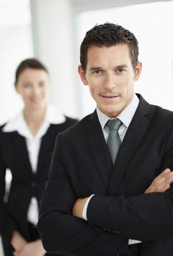 西方人,两个人,伙伴,朋友,商务人士,商务男性,商务女性,办公室,站,双手交叉,竖图,室内,白天,正面,衬衫,友谊,合作,团队,窗户,欧洲,欧洲人,套装,朦胧,模糊,注视,玻璃窗,观察,看,站着,战略,观看,察看,双手抱胸,关注,商务装,工薪阶层,联合,合谋,配合,协作,男人,男性,女人,女性,中年男性,中年女性,白种人,白领,上班族,站立,半身,彩图,衬衣