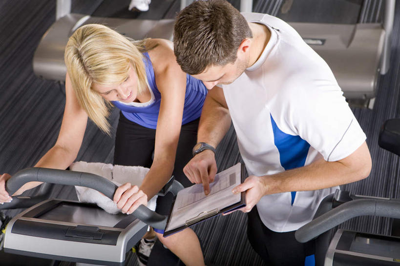 西方人,两个人,学生,健身房,站,说,横图,俯视,室内,白天,运动服,讨论,欧洲,欧洲人,握,指,服装,材料,档案,文件,纸,拿,拿着,注视,方向,运动器械,衣服,手稿,资料,观察,看,手势,站着,教练,健身器械,握着,服饰,观看,证明,察看,指向,衣着,食指,穿着,关注,文档,健身器材,衣饰,门生,交流,男人,男性,年轻男性,年轻女性,女人,女性,白种人,沟通,讲话,交谈,商讨,说话,谈话,站立,半身,彩图,高角度拍摄,健身馆,运动器材,跑步机,运动装