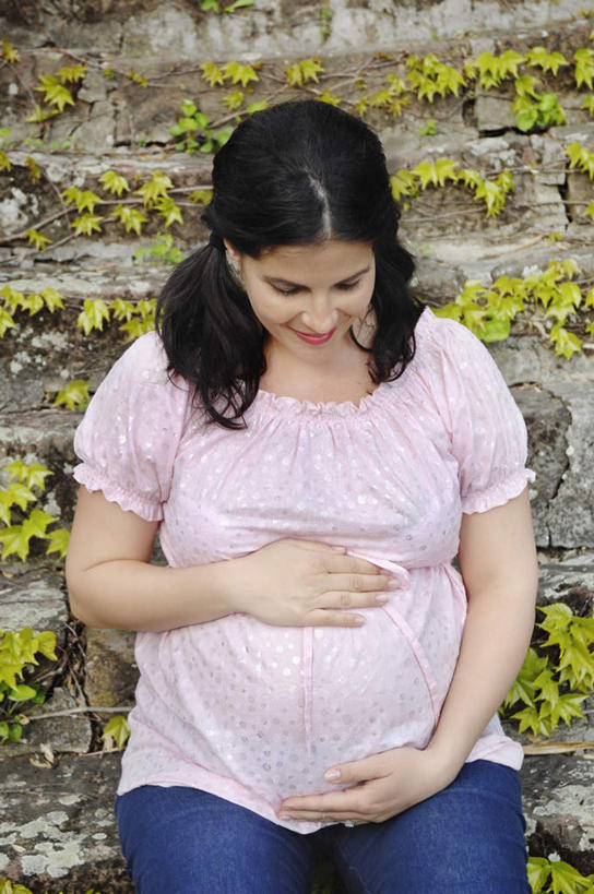 西方人,孕妇,一个人,坐,摸,竖图,室外,白天,正面,石头,欧洲,欧洲人,仅一个女性,仅一个人,抚摸,服装,石子,墙,长春藤,常春藤,注视,休闲装,墙壁,墙面,衣服,低头,观察,看,仅一个中年女性,休闲,怀孕,休闲服,服饰,观看,察看,待产,关注,永恒,不朽,忠实,洋常春藤,妊娠,准妈妈,女人,女性,中年女性,白种人,产妇,石块,岩石,触摸,接触,坐着,半身,彩图,常青藤