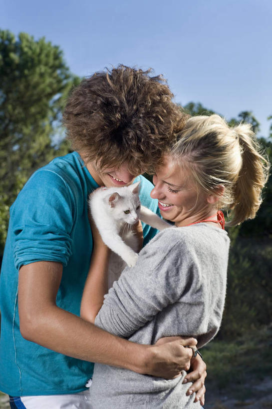 西方人,两个人,站,抱,笑,吻,微笑,露齿笑,竖图,室外,白天,正面,爱情,植物,宠物,猫,欧洲,欧洲人,阴影,服装,光线,影子,浪漫,扭头,注视,休闲装,树,树木,一只,衣服,蓝色,绿色,蓝天,天空,阳光,自然,动物,天,低头,观察,看,站着,转头,休闲,温暖,温馨,休闲服,恩爱,可爱,恋人,服饰,生长,晴朗,成长,抱着,观看,和睦,察看,搂着,关注,猫咪,万里无云,垂头,男人,男性,年轻男性,年轻女性,女人,女性,白种人,情侣,晴空,晴空万里,怀抱,接吻,搂,搂抱,亲,亲吻,亲嘴,相抱,拥抱,站立,半身,彩图,伴侣,融洽