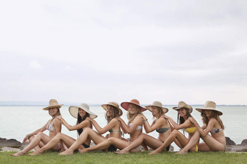 西方人,伙伴,朋友,坐,笑,微笑,露齿笑,横图,室外,白天,侧面,泳装,比基尼,友谊,草地,草坪,湖,湖泊,水,植物,帽子,欧洲,欧洲人,一排,阴影,整齐,光线,草帽,影子,湖面,水流,水面,云,云朵,许多人,云彩,扭头,注视,草,排列,蓝色,绿色,白云,蓝天,天空,阳光,湖水,天,观察,看,转头,一群人,搭,抬脚,晴朗,观看,察看,搭着,队列,关注,友情,年轻女性,女人,女性,白种人,晴空,坐着,彩图,全身,三点式,泳衣