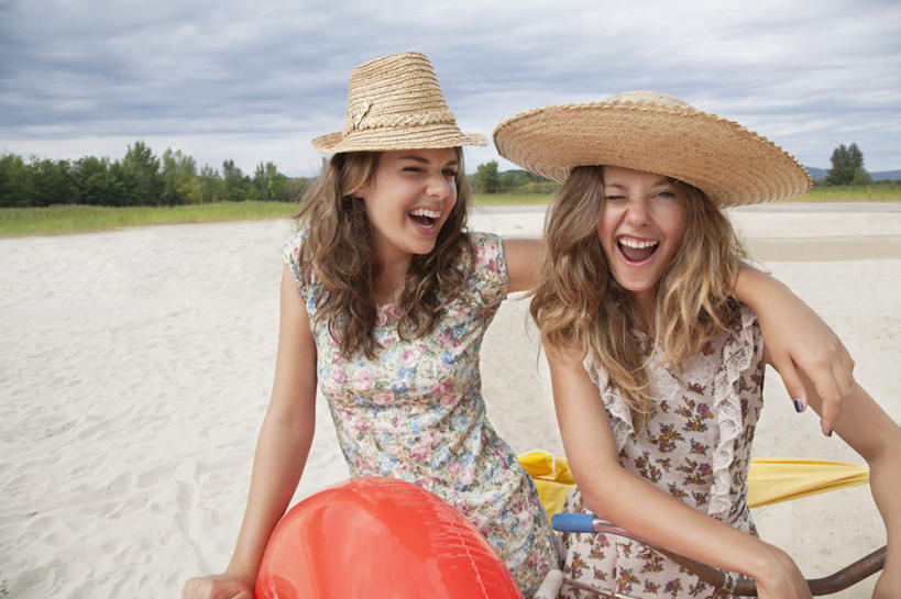 游泳,西方人,两个人,伙伴,朋友,站,笑,微笑,露齿笑,横图,室外,白天,正面,友谊,草地,草坪,沙滩,植物,帽子,欧洲,欧洲人,两顶,握,阴影,服装,光线,草帽,救生圈,沙子,影子,塑料,海岸,云,云朵,沙地,拿,云彩,拿着,扭头,注视,休闲装,草,树,树木,一个,衣服,蓝色,绿色,白云,蓝天,天空,阳光,自然,塑料制品,游泳圈,天,观察,看,站着,转头,休闲,休闲服,搭,握着,充气,服饰,生长,晴朗,单个,成长,观看,察看,救生,搭着,关注,泅水,友情,年轻女性,女人,女性,白种人,海滩,晴空,站立,半身,彩图