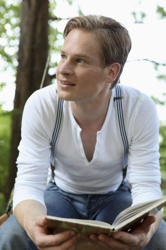 西方人,一个人,坐,竖图,室外,白天,正面,草地,草坪,植物,书籍,欧洲,欧洲人,仅一个男性,仅一个人,仅一个中年男性,一本,弯腰,握,阴影,服装,朦胧,模糊,光线,影子,拿,拿着,扭头,注视,休闲装,草,树,树木,衣服,绿色,阳光,自然,观察,看,转头,休闲,休闲服,握着,服饰,生长,成长,观看,察看,关注,弯身,男人,男性,中年男性,白种人,书,图书,坐着,半身,彩图