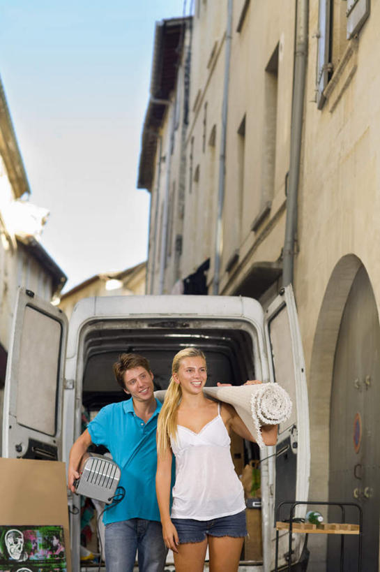 西方人,两个人,家,站,竖图,室外,白天,正面,爱情,窗户,门,卡车,汽车,欧洲,欧洲人,一辆,握,阴影,服装,光线,包装,影子,纸箱,房屋,墙,屋子,浪漫,拿,拿着,注视,休闲装,楼房,玻璃窗,墙壁,墙面,住宅,车,衣服,蓝色,蓝天,天空,阳光,容器,箱子,门框,交通工具,天,观察,看,站着,休闲,温暖,温馨,休闲服,恩爱,握着,恋人,服饰,晴朗,观看,和睦,察看,关注,载具,纸板箱,包装箱,万里无云,男人,男性,年轻男性,年轻女性,女人,女性,白种人,情侣,晴空,晴空万里,站立,半身,彩图,房子,伴侣,融洽