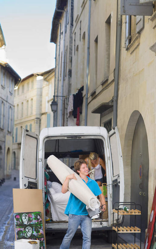 西方人,两个人,家,站,竖图,室外,白天,正面,爱情,窗户,卡车,汽车,纺织品,欧洲,欧洲人,一辆,握,阴影,服装,裤子,装饰,光线,包装,毛毯,毯子,影子,纸箱,房屋,墙,屋子,浪漫,拿,拿着,注视,牛仔裤,休闲装,楼房,玻璃窗,墙壁,墙面,住宅,车,纺织,衣服,阳光,容器,箱子,垫子,交通工具,观察,看,站着,休闲,温暖,温馨,休闲服,恩爱,握着,恋人,服饰,观看,华丽,修饰,点缀,和睦,察看,关注,载具,纸板箱,包装箱,衬托,美观,雅致,雅观,男人,男性,年轻男性,年轻女性,女人,女性,白种人,情侣,站立,半身,彩图,房子,伴侣,融洽