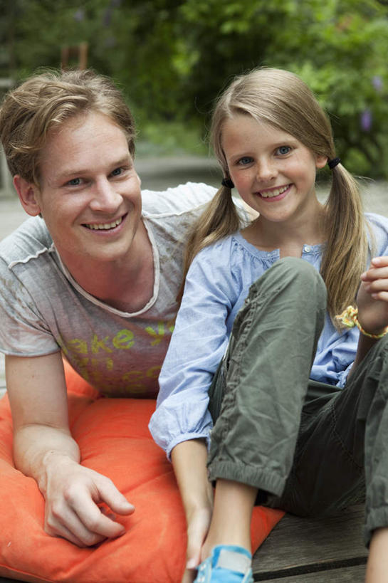 西方人,儿童,中年人,两个人,家庭,父亲,女儿,坐,笑,微笑,露齿笑,竖图,室外,白天,正面,纯洁,植物,地板,靠垫,欧洲,欧洲人,撑,阴影,服装,光线,影子,靠枕,地面,注视,休闲装,木地板,树,树木,一个,小孩,衣服,绿色,阳光,自然,垫子,枕头,观察,看,靠,靠着,休闲,温暖,温馨,父女,一家人,休闲服,父爱,可爱,童年,童趣,搭,服饰,生长,单个,成长,观看,和睦,察看,撑着,搭着,关注,童真,烂漫,无邪,天真,男人,男性,女孩,中年男性,白种人,孩子,坐着,半身,彩图,融洽,女生