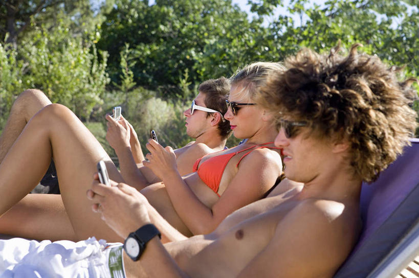 西方人,三个人,伙伴,朋友,躺,打电话,横图,室外,白天,侧面,泳装,比基尼,友谊,植物,电话,手机,椅子,欧洲,欧洲人,握,阴影,时间,光线,墨镜,时钟,手表,眼镜,影子,木椅,躺椅,拿,计时,拿着,注视,通讯设备,裸露,树,树木,绿色,阳光,自然,太阳镜,太阳眼镜,钟表,观察,看,表,遮阳镜,握着,生长,成长,观看,腕表,察看,关注,裸,卧着,交流,友情,男人,男性,年轻男性,年轻女性,女人,女性,白种人,钟,沟通,躺着,通话,卧,半身,彩图,三点式,泳衣