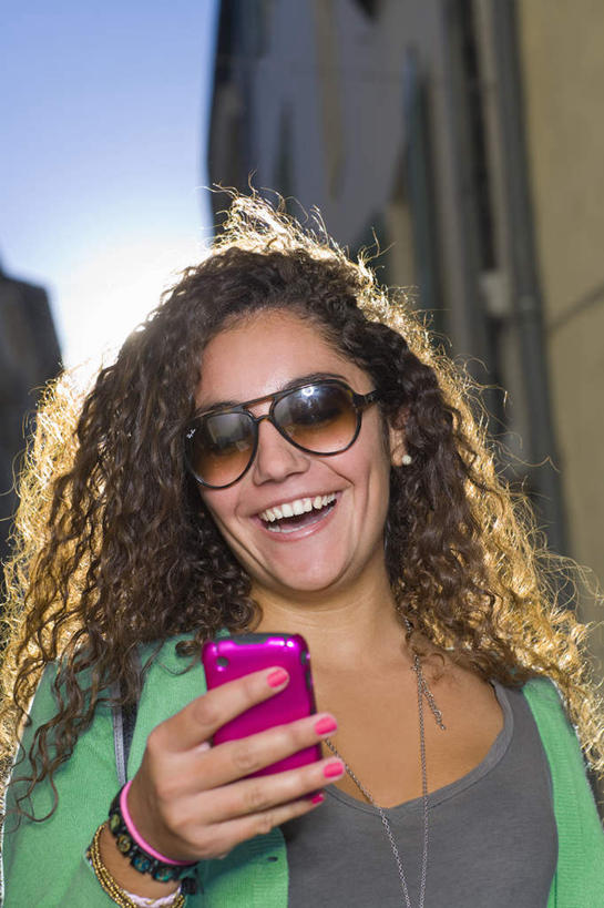 西方人,脸,头,脸颊,头发,一个人,家,站,笑,打电话,微笑,露齿笑,竖图,室外,特写,白天,仰视,电话,手机,项链,欧洲,欧洲人,仅一个年轻女性,仅一个女性,仅一个人,一副,握,阴影,服装,朦胧,模糊,光线,墨镜,眼镜,影子,房屋,墙,屋子,棕色,拿,拿着,注视,休闲装,通讯设备,楼房,肩膀,墙壁,墙面,住宅,装饰品,衣服,蓝色,蓝天,天空,阳光,饰品,首饰,太阳镜,太阳眼镜,天,观察,看,站着,休闲,休闲服,遮阳镜,握着,服饰,晴朗,观看,察看,关注,万里无云,交流,年轻女性,女人,女性,白种人,头部,长发,卷发,脸部,脸蛋,面部,晴空,晴空万里,沟通,通话,站立,半身,彩图,低角度拍摄,房子