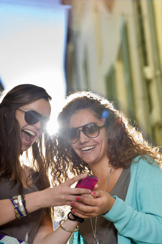 西方人,两个人,伙伴,朋友,家,站,笑,打电话,微笑,露齿笑,竖图,室外,白天,仰视,友谊,电话,手机,欧洲,欧洲人,握,阴影,服装,朦胧,模糊,光线,墨镜,眼镜,影子,房屋,墙,屋子,云,云朵,拿,云彩,拿着,注视,休闲装,通讯设备,楼房,墙壁,墙面,住宅,装饰品,衣服,蓝色,白云,蓝天,天空,阳光,饰品,手链,首饰,太阳镜,太阳眼镜,天,观察,看,站着,休闲,休闲服,遮阳镜,握着,服饰,手镯,晴朗,观看,察看,关注,镯子,交流,友情,年轻女性,女人,女性,白种人,晴空,沟通,通话,站立,半身,彩图,低角度拍摄,房子