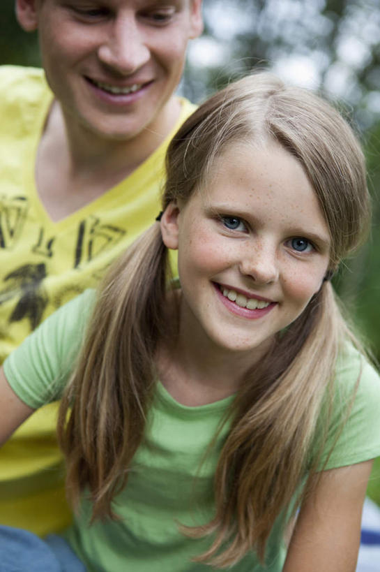 西方人,儿童,中年人,两个人,家庭,父亲,女儿,坐,笑,微笑,露齿笑,竖图,室外,白天,正面,纯洁,植物,欧洲,欧洲人,阴影,服装,朦胧,模糊,光线,影子,扭头,注视,休闲装,树,树木,小孩,衣服,绿色,阳光,自然,观察,看,转头,休闲,温暖,温馨,父女,一家人,休闲服,父爱,可爱,童年,童趣,服饰,生长,成长,观看,和睦,察看,关注,童真,烂漫,无邪,天真,男人,男性,女孩,中年男性,白种人,孩子,坐着,半身,彩图,融洽,女生