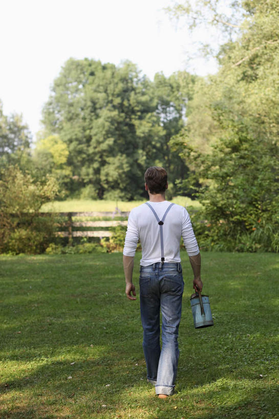 西方人,一个人,栏杆,走,竖图,室外,白天,草地,草坪,植物,欧洲,欧洲人,仅一个男性,仅一个人,仅一个中年男性,握,阴影,服装,裤子,光线,壶,影子,围栏,拿,洒水壶,拿着,休闲装,护栏,水壶,草,树,树木,一个,背面,衣服,绿色,白色,阳光,自然,休闲,休闲服,背带裤,握着,服饰,生长,单个,成长,浇水壶,饭单裤,工装裤,男人,男性,中年男性,白种人,步行,散步,走路,彩图,全身