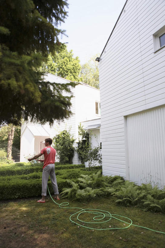 西方人,一个人,家,站,竖图,室外,白天,草地,草坪,植物,欧洲,欧洲人,仅一个男性,仅一个人,仅一个中年男性,握,阴影,服装,光线,影子,塑料,房屋,墙,屋子,拿,拿着,注视,休闲装,水管,楼房,墙壁,墙面,住宅,草,树,树木,背面,衣服,绿色,阳光,自然,塑料制品,观察,看,站着,休闲,休闲服,握着,服饰,生长,成长,观看,软管,察看,关注,男人,男性,中年男性,白种人,站立,彩图,全身,房子