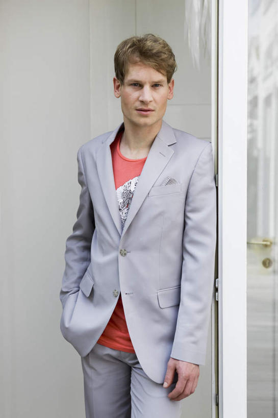 西方人,一个人,站,笑,微笑,露齿笑,竖图,室内,白天,正面,窗户,落地窗,欧洲,欧洲人,仅一个男性,仅一个人,仅一个中年男性,墙,注视,玻璃窗,墙壁,墙面,观察,看,靠,靠着,站着,观看,察看,关注,手插袋,单手插袋,单手抄兜,单手放兜,男人,男性,中年男性,白种人,插兜,手插兜,手放口袋,站立,半身,彩图,手抄兜