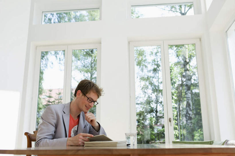 西方人,一个人,坐,横图,室内,白天,正面,水,植物,窗户,桌面,桌子,杯子,书籍,椅子,欧洲,欧洲人,仅一个男性,仅一个人,仅一个中年男性,一副,撑,握,服装,木制,眼镜,液体,墙,拿,拿着,托腮,注视,休闲装,饮用水,玻璃窗,墙壁,墙面,玻璃制品,树,树木,一个,衣服,绿色,自然,木制品,水杯,矿泉水,低头,观察,看,托,休闲,休闲服,握着,服饰,生长,单个,成长,观看,察看,关注,托下巴,近视眼镜,蒸馏水,垂头,男人,男性,中年男性,白种人,玻璃杯,书,图书,坐着,半身,彩图