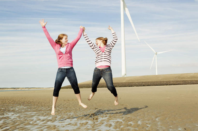 西方人,两个人,家庭,跳,举,伸展双臂,握手,笑,微笑,露齿笑,横图,室外,白天,正面,农业,风能,风力发电机,沙滩,风车,欧洲,欧洲人,阴影,服装,裤子,环保,电力,光线,沙子,影子,海岸,云,云朵,沙地,云彩,扭头,注视,牛仔裤,休闲装,设备,衣服,蓝色,白云,蓝天,天空,阳光,天,观察,看,托,转头,休闲,温暖,温馨,一家人,休闲服,发电,机械,工业,服饰,能源,晴朗,观看,张开双腿,和睦,资源,察看,风力机,关注,利用,低碳,展开双腿,风力发电,年轻女性,女人,女性,白种人,海滩,晴空,搀手,敞开双臂,举起,举手,举着,拉手,伸开双臂,手搀手,手拉手,手牵手,手握手,跳跃,向上举,向上伸,向上托,展开双肩,张开手臂,张开双臂,彩图,全身,融洽,伸展双腿