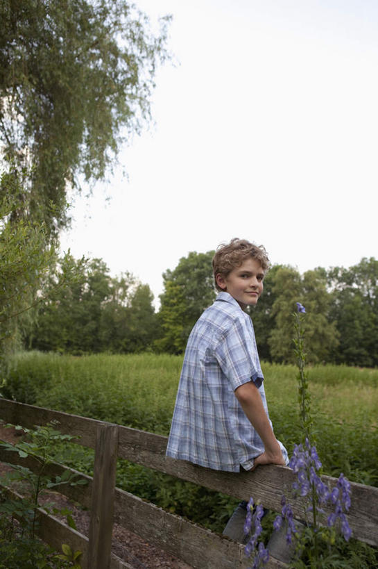 西方人,儿童,一个人,栏杆,坐,笑,微笑,露齿笑,竖图,室外,白天,纯洁,草地,草坪,植物,欧洲,欧洲人,仅一个男性,仅一个人,撑,阴影,服装,光线,影子,栅栏,篱笆,围栏,扭头,休闲装,护栏,草,树,树木,小孩,背面,衣服,绿色,阳光,自然,转头,仅一个小孩,休闲,休闲服,可爱,童年,童趣,服饰,生长,成长,撑着,童真,烂漫,无邪,天真,男孩,男人,男性,白种人,孩子,坐着,彩图,全身,男生