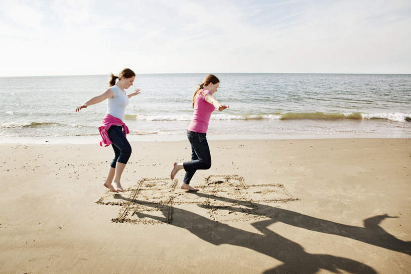 西方人,儿童,两个人,家庭,伸展双臂,横图,室外,白天,侧面,游戏,纯洁,海浪,海洋,沙滩,欧洲,欧洲人,阴影,服装,光线,沙子,影子,海岸,浪花,水平线,云,云朵,辽阔,海平线,沙地,玩,云彩,注视,休闲装,娱乐,小孩,衣服,蓝色,白云,蓝天,天空,阳光,海水,天,观察,看,休闲,广阔,温暖,温馨,一家人,休闲服,可爱,童年,童趣,服饰,晴朗,观看,活动,跳房子,一望无际,和睦,察看,发泄,关注,消遣,智力,海景,童真,烂漫,无邪,宣泄,无边无际,一马平川,跳方格,跳方阵,天真,女孩,女人,女性,白种人,大海,风浪,海,海水的波动,海滩,近岸浪,涌浪,晴空,敞开双臂,伸开双臂,玩耍,嬉戏,展开双肩,张开手臂,张开双臂,彩图,全身,融洽,水天相接,水天一线,女生