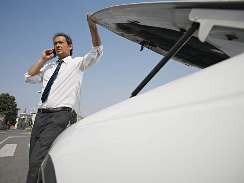 西方人,一个人,商务人士,商务男性,站,举,说,打电话,横图,室外,白天,仰视,衬衫,讨论,道路,路,公路,汽车,电话,手机,欧洲,欧洲人,仅一个男性,仅一个人,仅一个中年男性,握,套装,领带,交通,拿,拿着,注视,通讯设备,车,蓝色,蓝天,天空,交通工具,轿车,天,观察,看,托,站着,握着,晴朗,观看,察看,象征,庄重,关注,载具,商务装,身份,工薪阶层,万里无云,正式,地位,交流,男人,男性,中年男性,白种人,白领,上班族,晴空,晴空万里,马路,沟通,讲话,交谈,举起,举手,举着,商讨,说话,谈话,通话,向上举,向上伸,向上托,站立,半身,彩图,低角度拍摄,衬衣