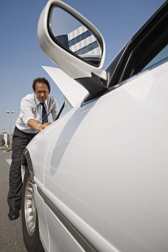 西方人,一个人,商务人士,商务男性,站,竖图,室外,白天,仰视,衬衫,安全,镜子,汽车,欧洲,欧洲人,仅一个男性,仅一个人,仅一个中年男性,弯腰,套装,反射,领带,注视,车,蓝色,蓝天,天空,交通工具,轿车,天,观察,看,站着,后视镜,晴朗,观看,镜像,察看,生命,象征,庄重,镜面,关注,载具,商务装,身份,工薪阶层,万里无云,光学,弯身,正式,地位,侧视镜,男人,男性,中年男性,白种人,白领,上班族,晴空,晴空万里,站立,彩图,低角度拍摄,全身,衬衣