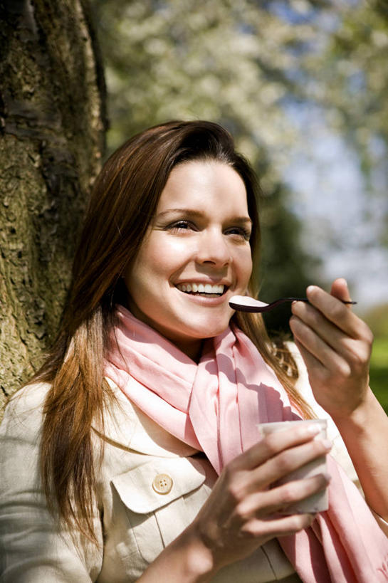 牛奶,西方人,一个人,坐,笑,微笑,露齿笑,竖图,室外,白天,正面,植物,欧洲,欧洲人,仅一个年轻女性,仅一个女性,仅一个人,握,阴影,服装,朦胧,模糊,装饰,光线,影子,勺子,树桩,饮品,营养,拿,拿着,注视,休闲装,酸奶,树,树干,树木,饮料,一个,衣服,绿色,阳光,自然,围巾,调羹,汤匙,观察,看,靠,靠着,休闲,温暖,休闲服,木桩,握着,服饰,生长,单个,成长,围脖,观看,保暖,华丽,点缀,察看,乳制品,御寒,奶,关注,发酵,衬托,美观,雅致,雅观,优格,优酪乳,年轻女性,女人,女性,白种人,坐着,半身,彩图