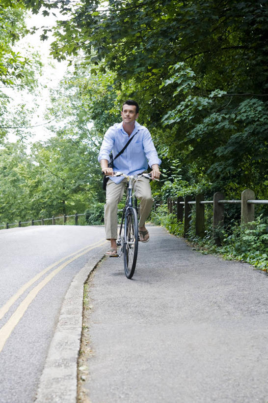 西方人,一个人,栏杆,坐,笑,微笑,竖图,室外,白天,正面,衬衫,植物,道路,路,自行车,欧洲,欧洲人,仅一个男性,仅一个人,仅一个中年男性,一辆,握,阴影,光线,包,影子,栅栏,篱笆,围栏,小路,交通,注视,护栏,车,脚踏车,树,树木,绿色,阳光,自然,交通工具,观察,看,握着,生长,成长,观看,察看,关注,载具,斜挎包,男人,男性,中年男性,白种人,坐着,彩图,全身,衬衣