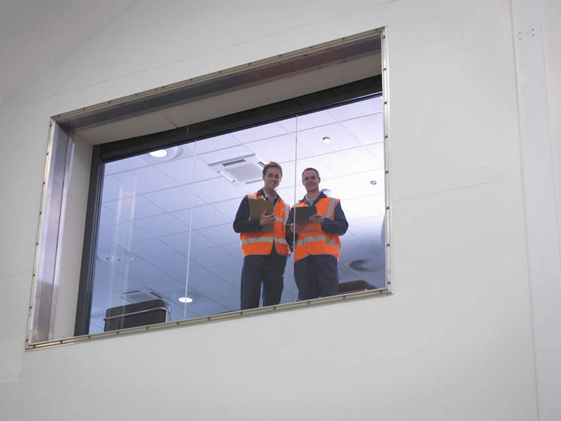 西方人,两个人,伙伴,朋友,办公室,站,笑,微笑,横图,室内,白天,仰视,工作服,制服,友谊,合作,团队,窗户,欧洲,欧洲人,握,材料,档案,文件,纸,拿,拿着,注视,玻璃窗,手稿,资料,观察,看,站着,战略,握着,观看,证明,察看,关注,文档,联合,合谋,工作制服,配合,协作,男人,男性,中年男性,白种人,站立,彩图,低角度拍摄,全身,工作套服,安全服,反光背心,反光服,反光衣