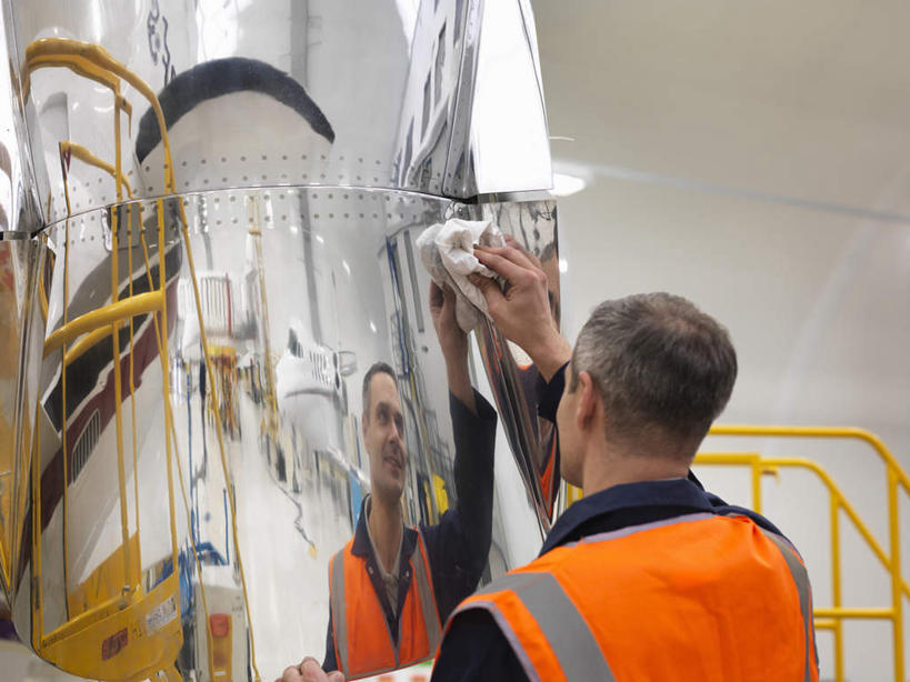 西方人,一个人,站,举,攀登,横图,室内,白天,工作服,制服,机器,纺织品,金属制品,欧洲,欧洲人,仅一个男性,仅一个人,仅一个中年男性,擦,抚摸,握,金属,布,梯子,阶梯,墙,织物,拿,拿着,注视,抹布,墙壁,墙面,背面,观察,看,托,站着,机械,爬,擦拭,握着,观看,上升,察看,关注,登高,工作制服,揩擦,拭,男人,男性,中年男性,白种人,举起,举手,举着,攀爬,向上举,向上伸,向上托,站立,半身,彩图,工作套服,安全服,反光背心,反光服,反光衣,轻抚