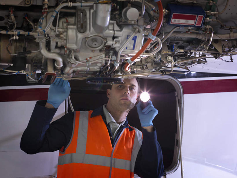 西方人,一个人,机修工,站,横图,室内,白天,正面,工作服,制服,安全,机器,飞机,照明,欧洲,欧洲人,仅一个男性,仅一个人,仅一个中年男性,握,灯光,防护,交通,拿,拿着,注视,航空,灯,工人,手套,交通工具,观察,看,站着,机械,握着,运输,观看,保护,照亮,察看,客机,照明设备,关注,载具,保险,手电筒,电筒,手电,保全,周全,安稳,安定,防护手套,工作制服,平安,男人,男性,中年男性,白种人,机械师,机修工人,站立,半身,彩图,工作套服,安全服,反光背心,反光服,反光衣