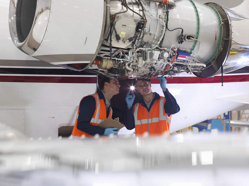 西方人,两个人,伙伴,朋友,站,举,说,横图,室内,白天,正面,工作服,制服,讨论,友谊,安全,合作,团队,机器,飞机,欧洲,欧洲人,握,朦胧,模糊,防护,交通,拿,拿着,注视,航空,手套,交通工具,观察,看,托,站着,机械,战略,握着,运输,观看,保护,察看,客机,关注,载具,保险,保全,周全,安稳,安定,联合,合谋,防护手套,工作制服,交流,配合,平安,协作,男人,男性,中年男性,白种人,沟通,讲话,交谈,举起,举手,举着,商讨,说话,谈话,向上举,向上伸,向上托,站立,半身,彩图,工作套服,安全服,反光背心,反光服,反光衣