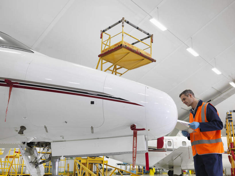 西方人,一个人,机修工,栏杆,站,攀登,横图,室内,白天,仰视,工作服,制服,机器,飞机,金属制品,照明,欧洲,欧洲人,仅一个男性,仅一个人,仅一个中年男性,握,阴影,光线,金属,材料,档案,梯子,文件,影子,纸,阶梯,围栏,灯光,交通,拿,拿着,注视,航空,护栏,顶灯,灯,工人,手稿,资料,灯具,交通工具,观察,看,站着,机械,爬,握着,运输,观看,上升,证明,照亮,察看,客机,照明设备,关注,载具,文档,登高,工作制服,男人,男性,中年男性,白种人,机械师,机修工人,攀爬,站立,半身,彩图,低角度拍摄,工作套服,安全服,反光背心,反光服,反光衣