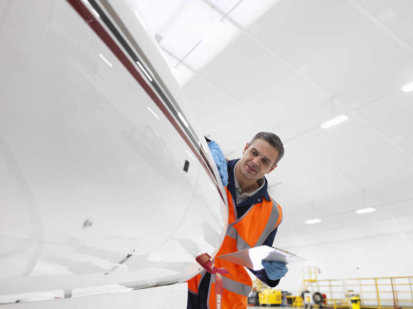 西方人,一个人,机修工,站,横图,室内,白天,仰视,工作服,制服,安全,机器,窗户,飞机,照明,欧洲,欧洲人,仅一个男性,仅一个人,仅一个中年男性,握,阴影,光线,材料,档案,文件,影子,纸,天窗,灯光,防护,交通,拿,拿着,注视,航空,顶灯,玻璃窗,灯,工人,手稿,手套,资料,灯具,交通工具,观察,看,站着,机械,握着,运输,观看,保护,证明,照亮,察看,客机,照明设备,关注,载具,文档,保险,保全,周全,安稳,安定,防护手套,工作制服,平安,男人,男性,中年男性,白种人,机械师,机修工人,站立,半身,彩图,低角度拍摄,工作套服,安全服,反光背心,反光服,反光衣