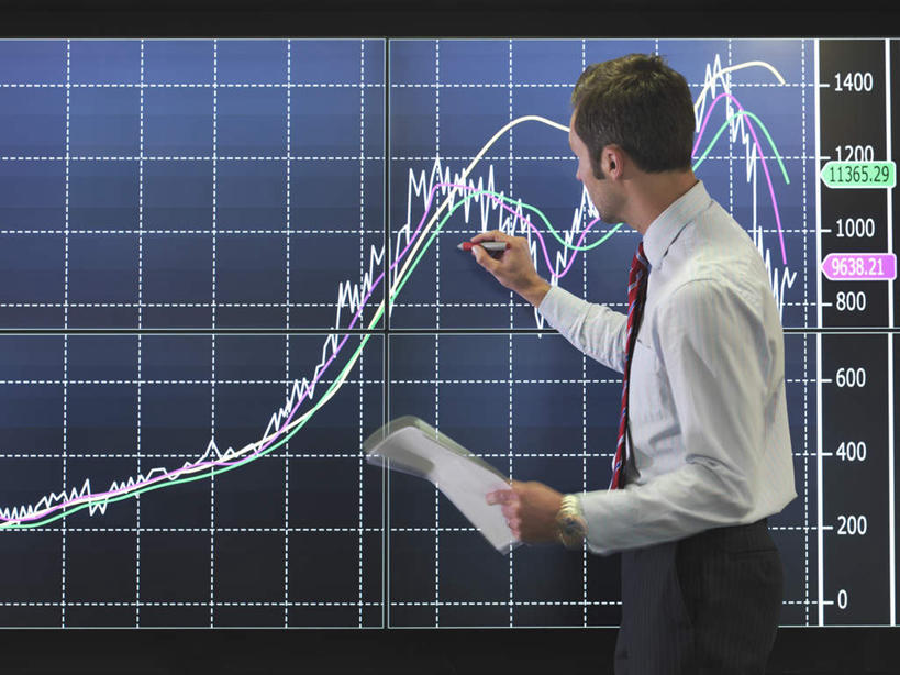 西方人,一个人,商务人士,商务男性,站,横图,室内,白天,侧面,衬衫,显示器,数据,欧洲,欧洲人,仅一个男性,仅一个人,仅一个中年男性,握,套装,分析,曲线,材料,档案,方格,格子,屏幕,图表,文件,纸,墙,表格,领带,拿,拿着,注视,显示屏,墙壁,墙面,手稿,资料,观察,看,站着,握着,K线图,观看,证明,统计,折线,察看,象征,庄重,关注,指标,文档,销售,目标,商务装,身份,业绩,折线图,工薪阶层,输出设备,正式,地位,K线,蜡烛图,男人,男性,中年男性,白种人,白领,上班族,站立,半身,彩图,衬衣